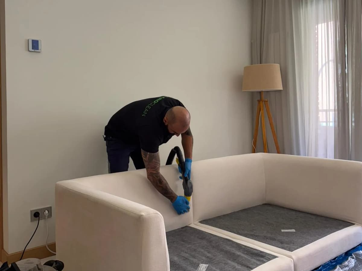 Bank reinigen met water en zuigkracht in één beweging